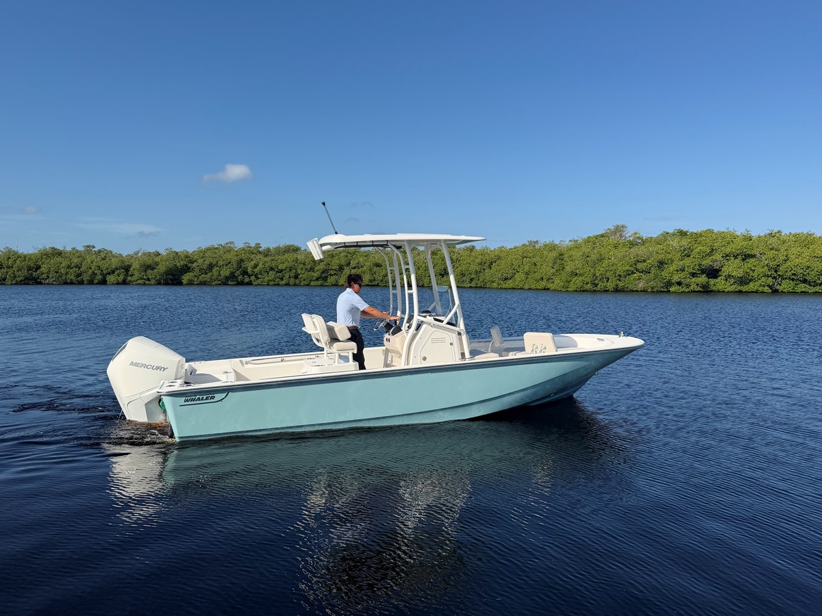 2027 Boston Whaler 210 Montauk 2