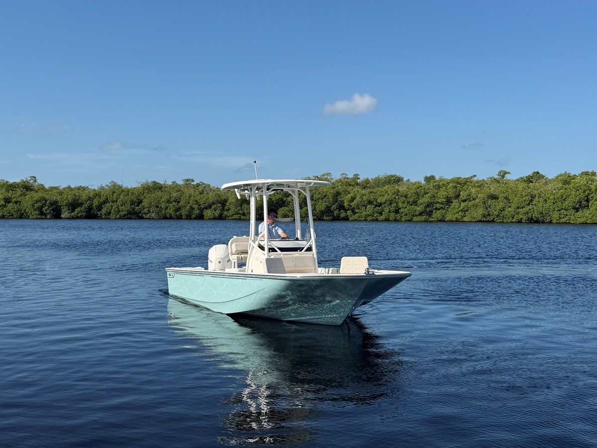 2027 Boston Whaler 210 Montauk 4
