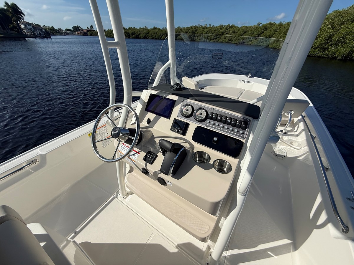 2027 Boston Whaler 210 Montauk 6