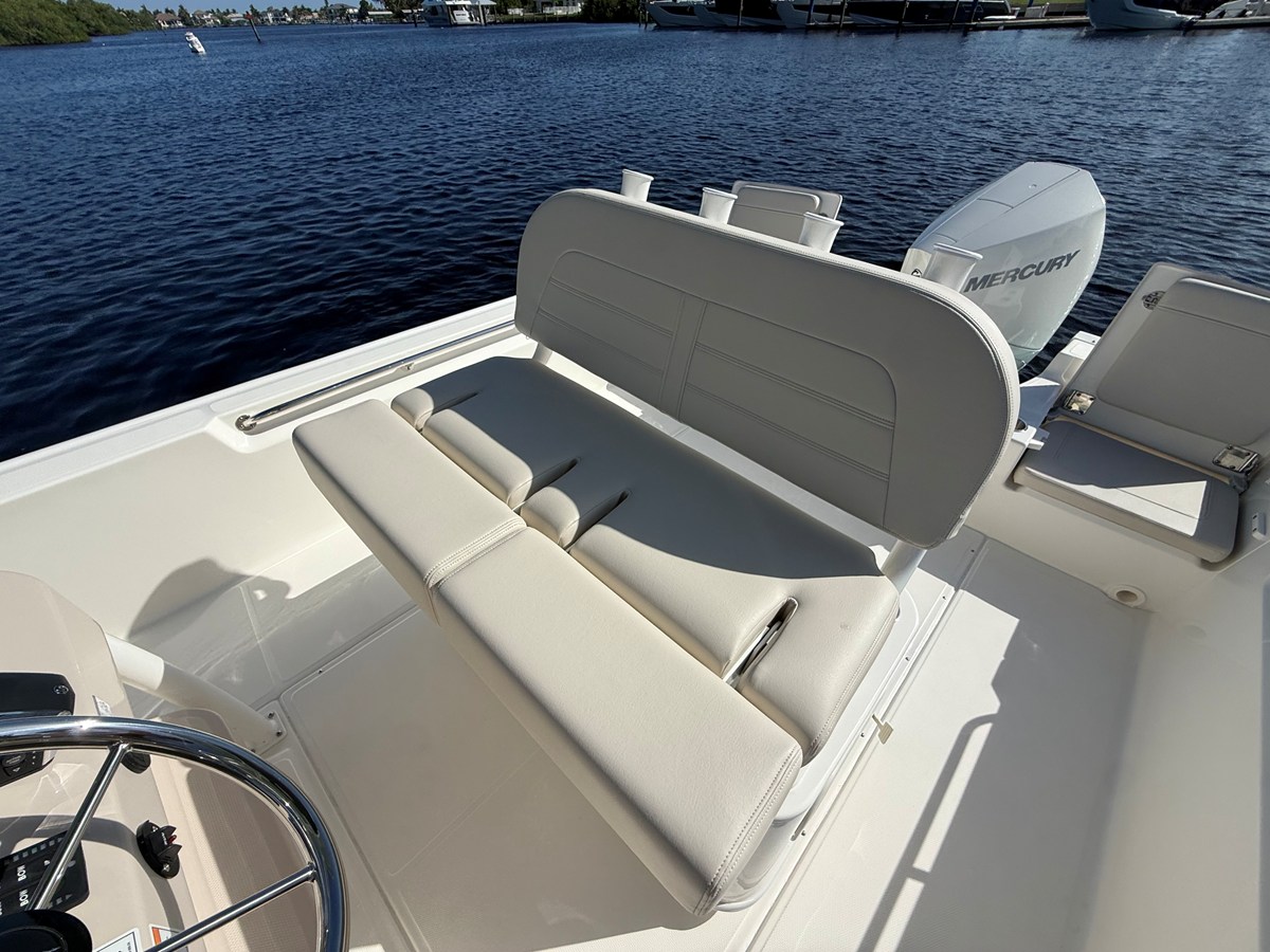 2027 Boston Whaler 210 Montauk 7