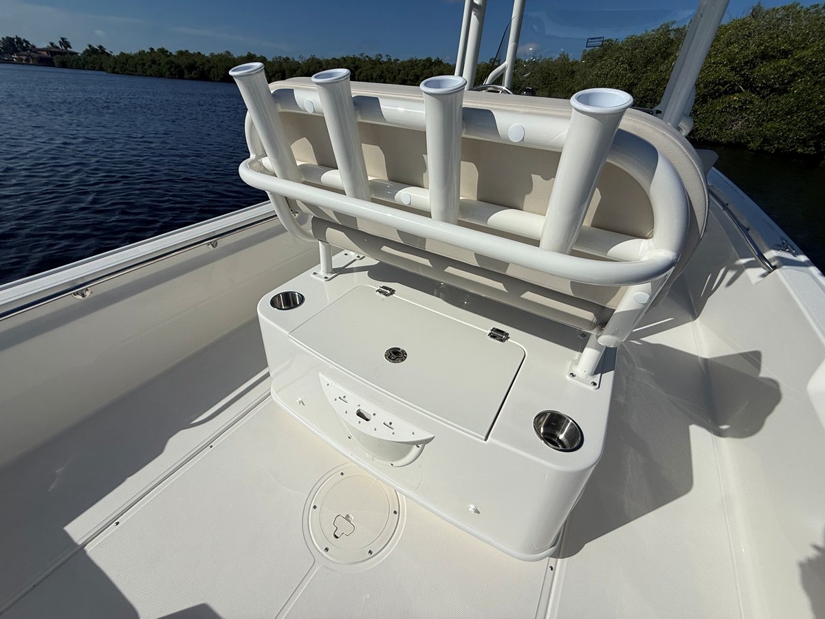2027 Boston Whaler 210 Montauk 9