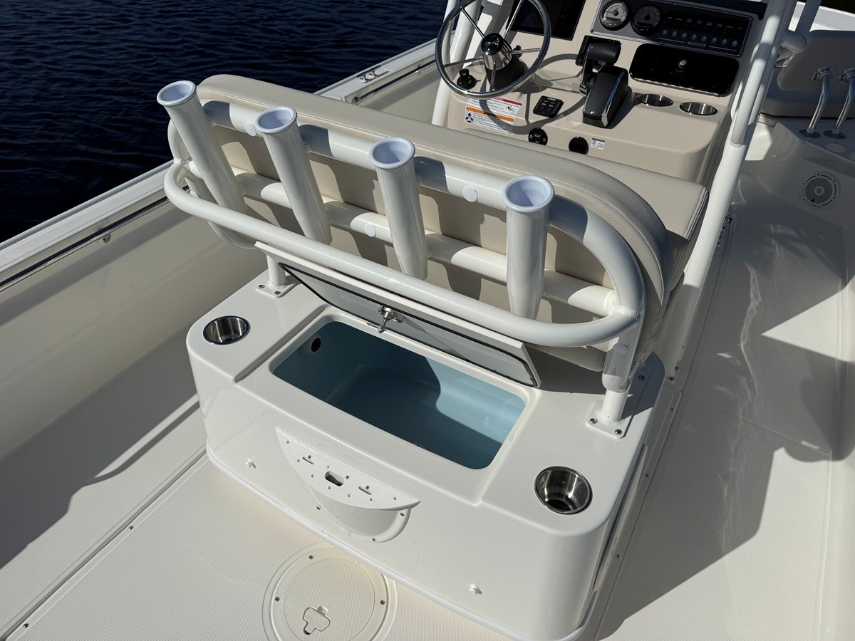 2027 Boston Whaler 210 Montauk 10