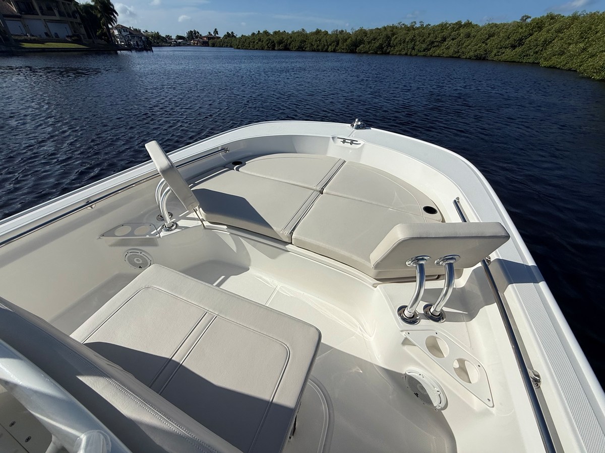2027 Boston Whaler 210 Montauk 14