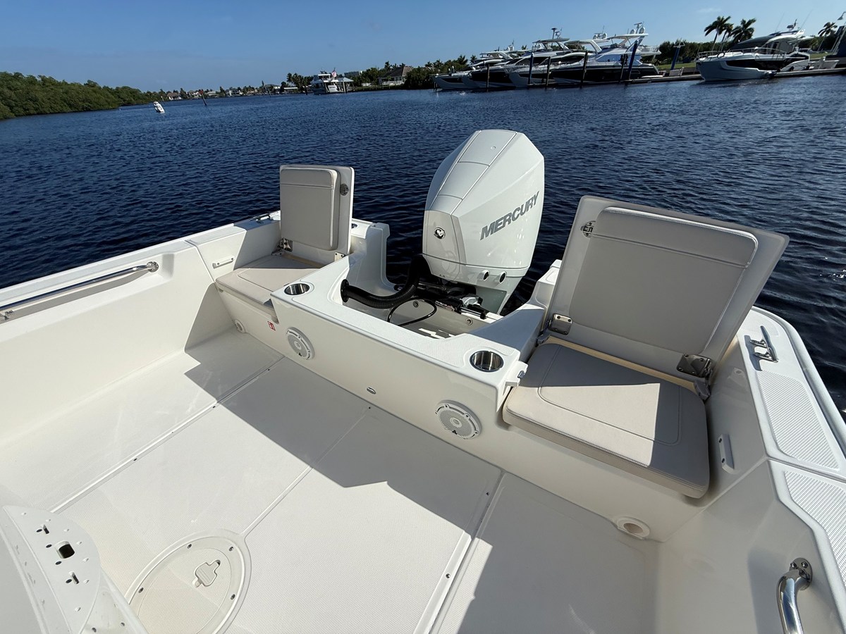 2027 Boston Whaler 210 Montauk 15