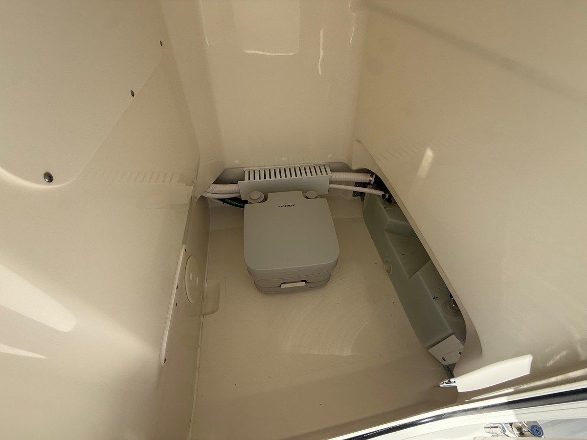 2027 Boston Whaler 210 Montauk 16