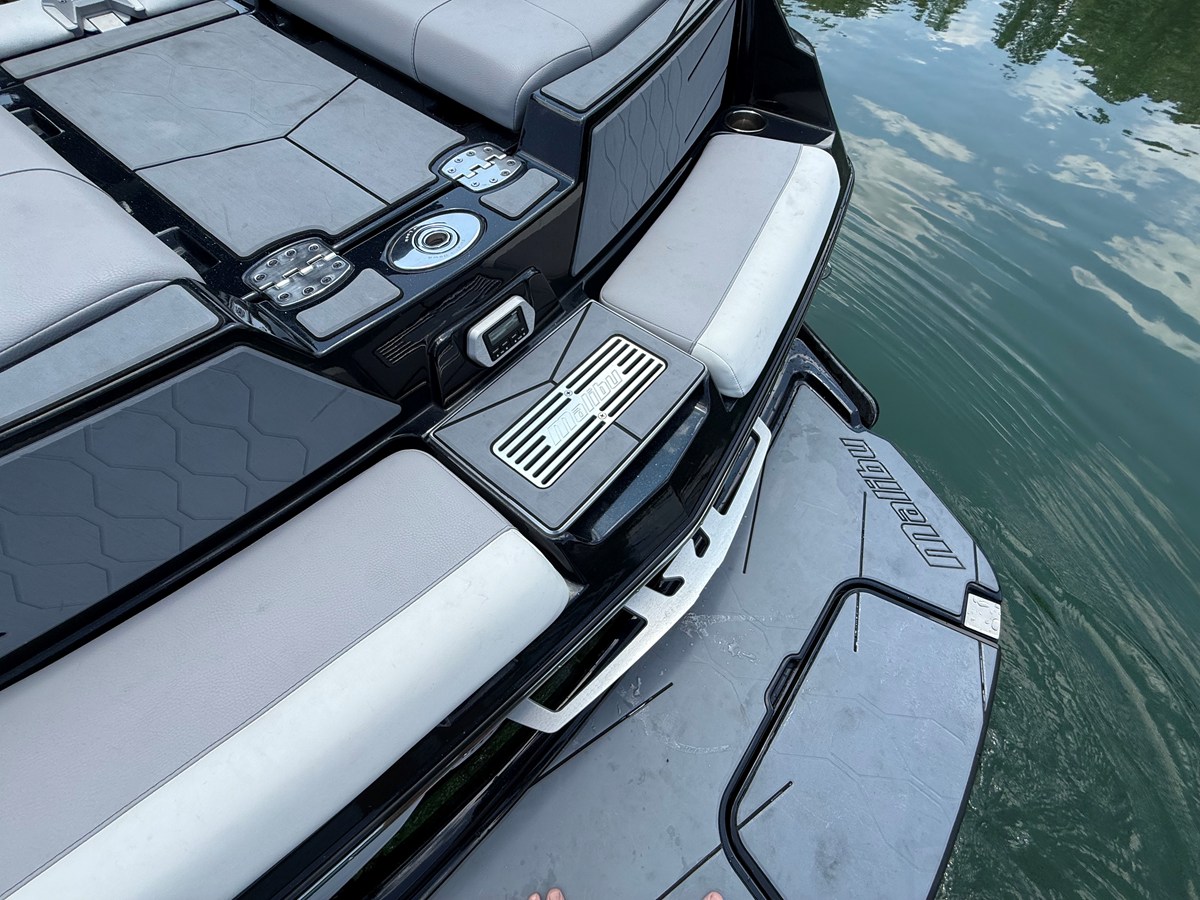 2022 Malibu M220 8