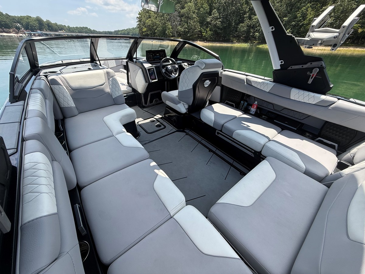 2022 Malibu M220 16