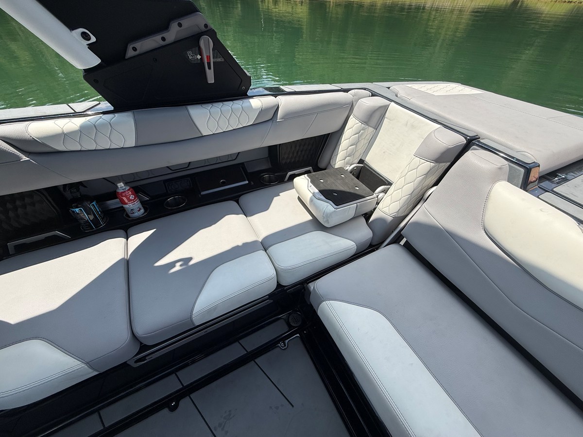 2022 Malibu M220 18