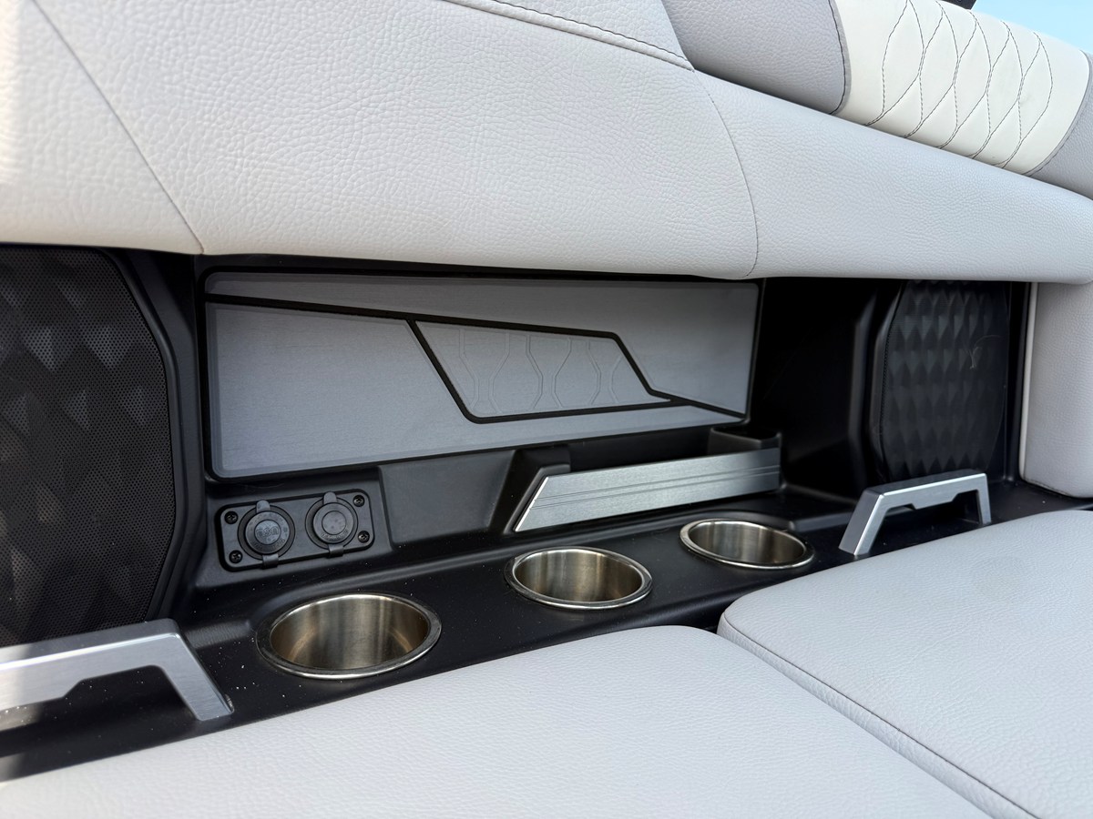 2022 Malibu M220 23