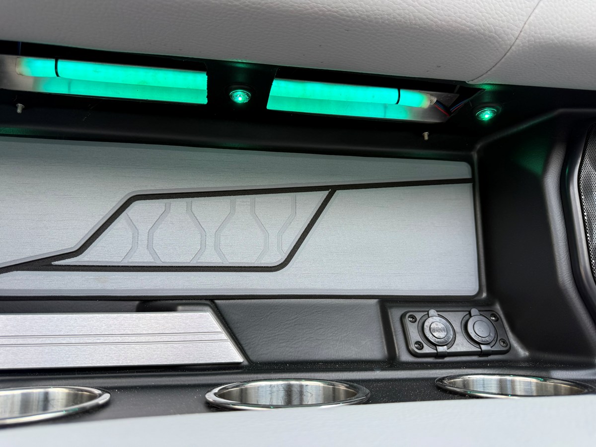 2022 Malibu M220 24