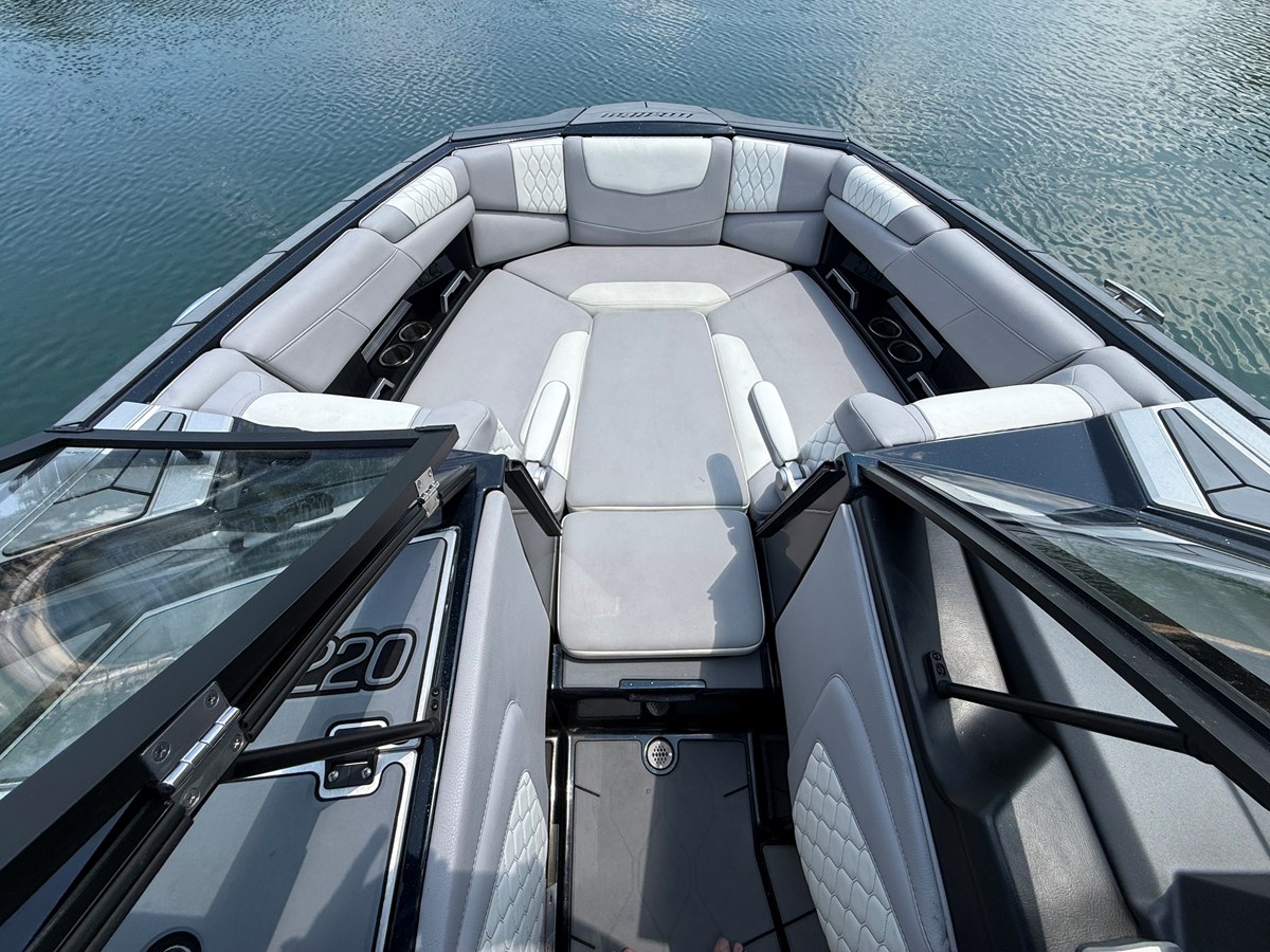 2022 Malibu M220 31