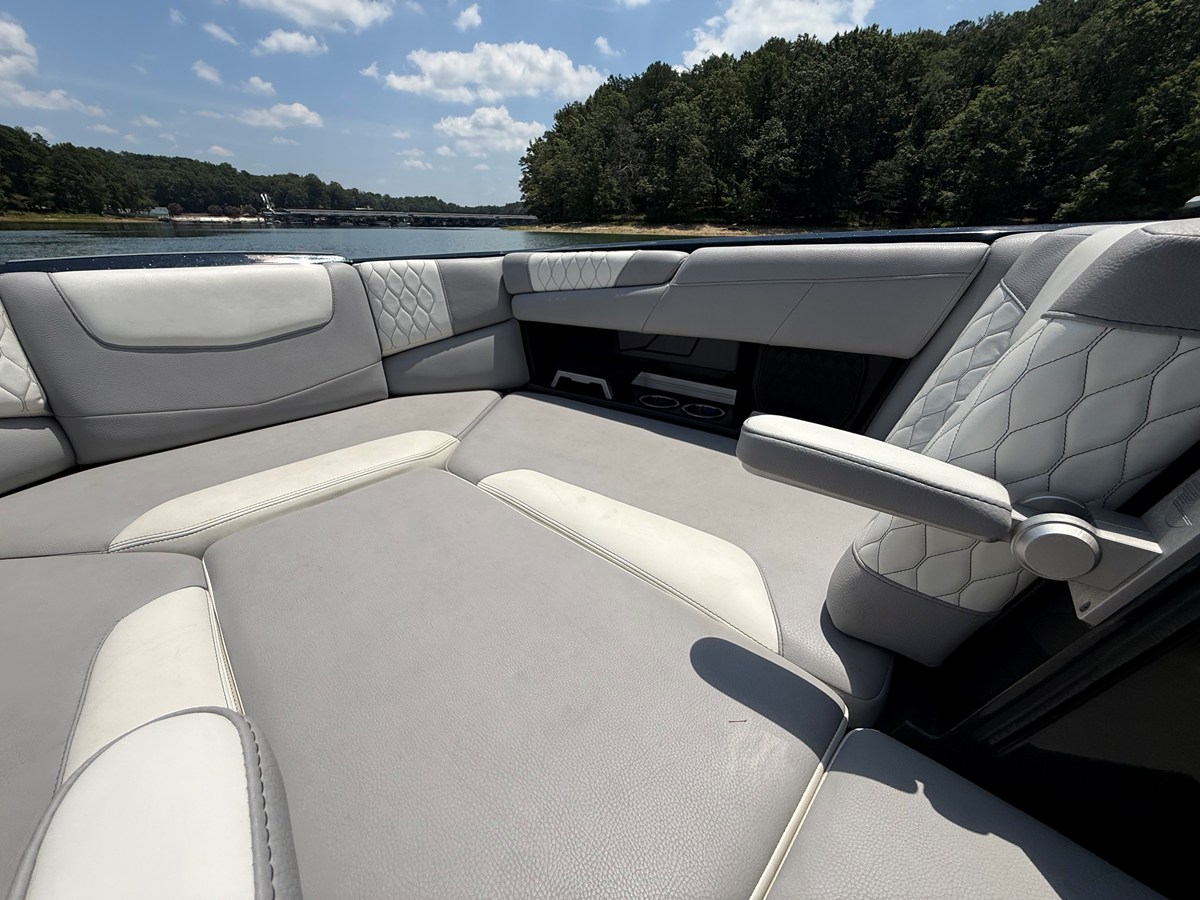 2022 Malibu M220 33