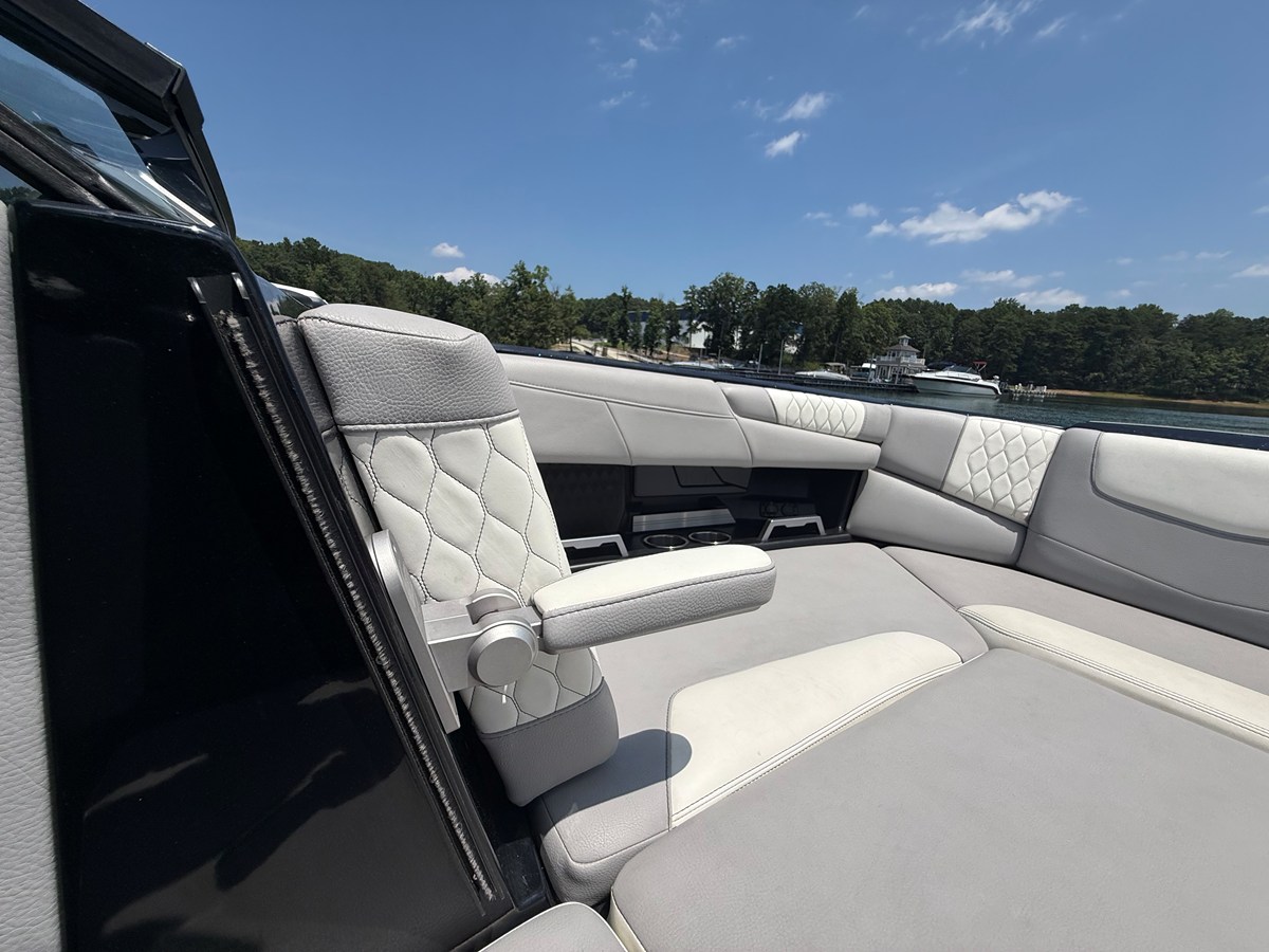 2022 Malibu M220 34