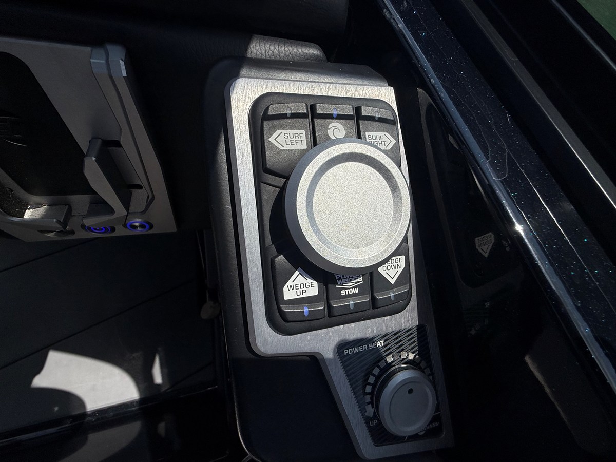 2022 Malibu M220 35
