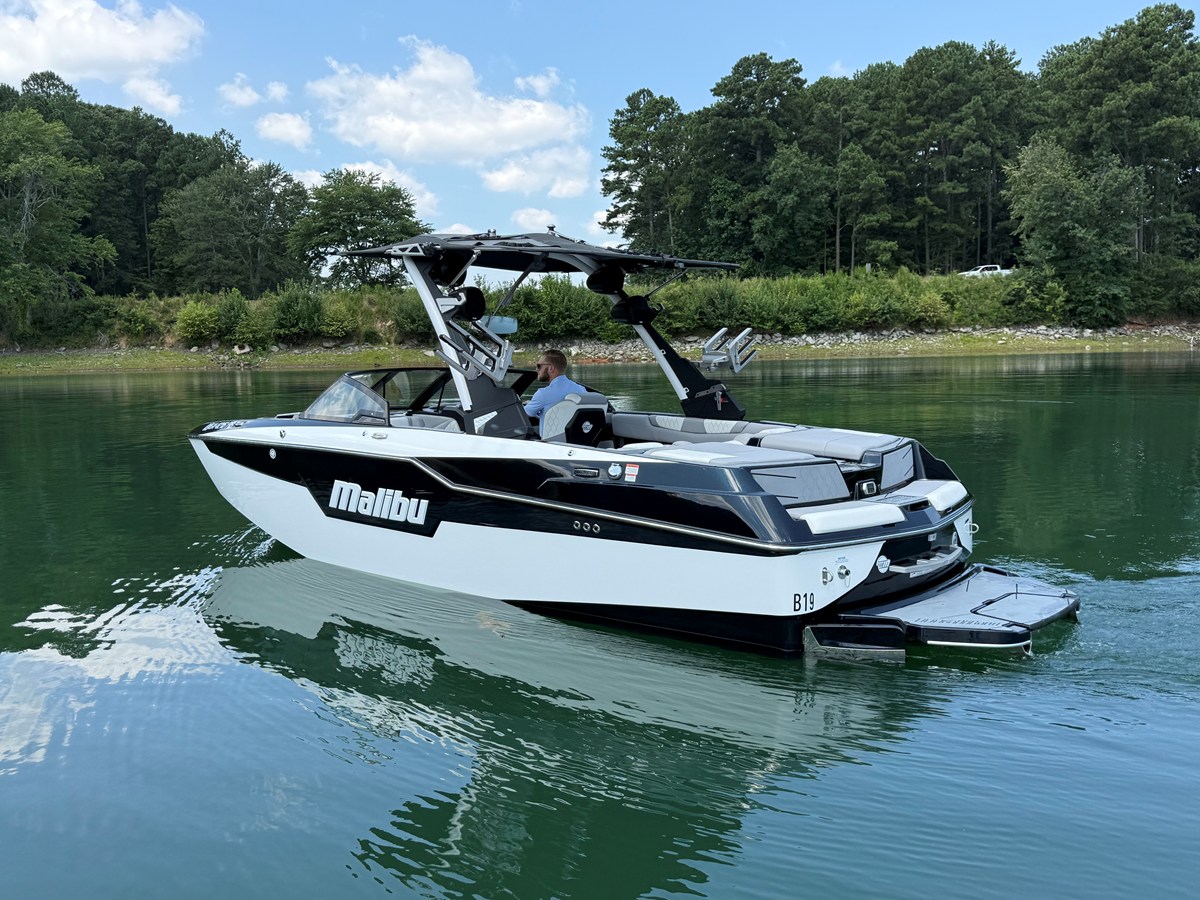 2022 Malibu M220 44
