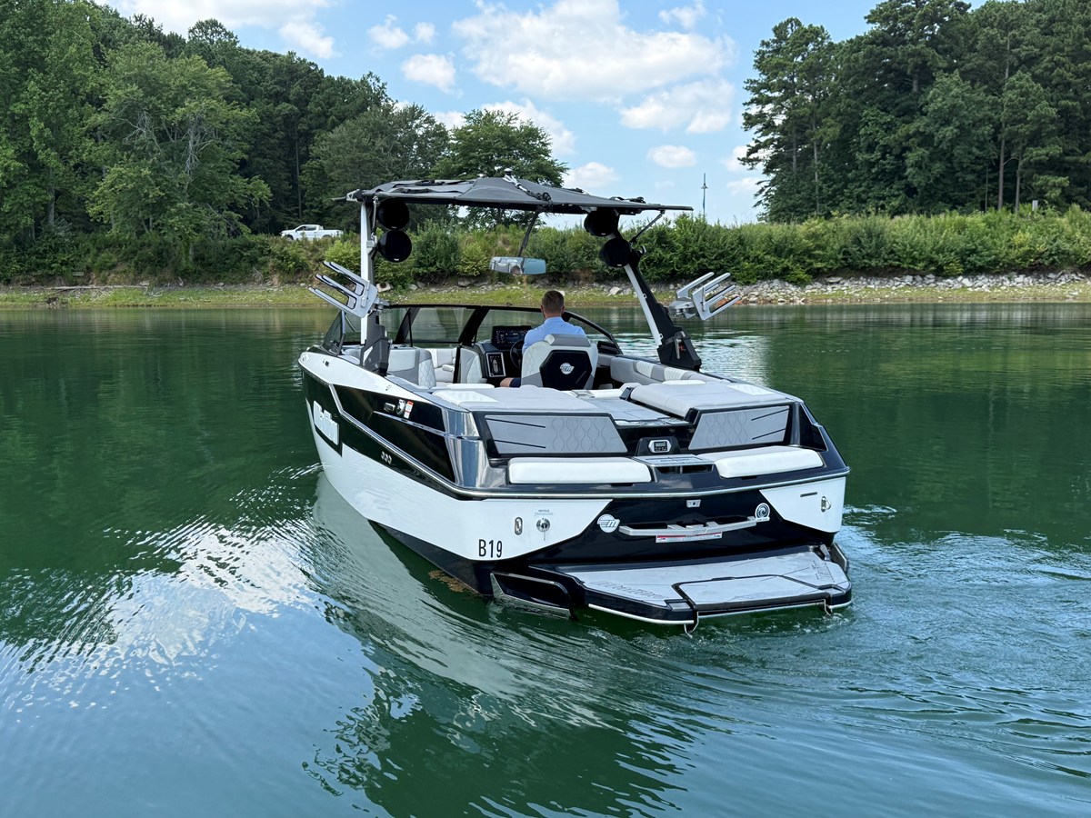 2022 Malibu M220 45