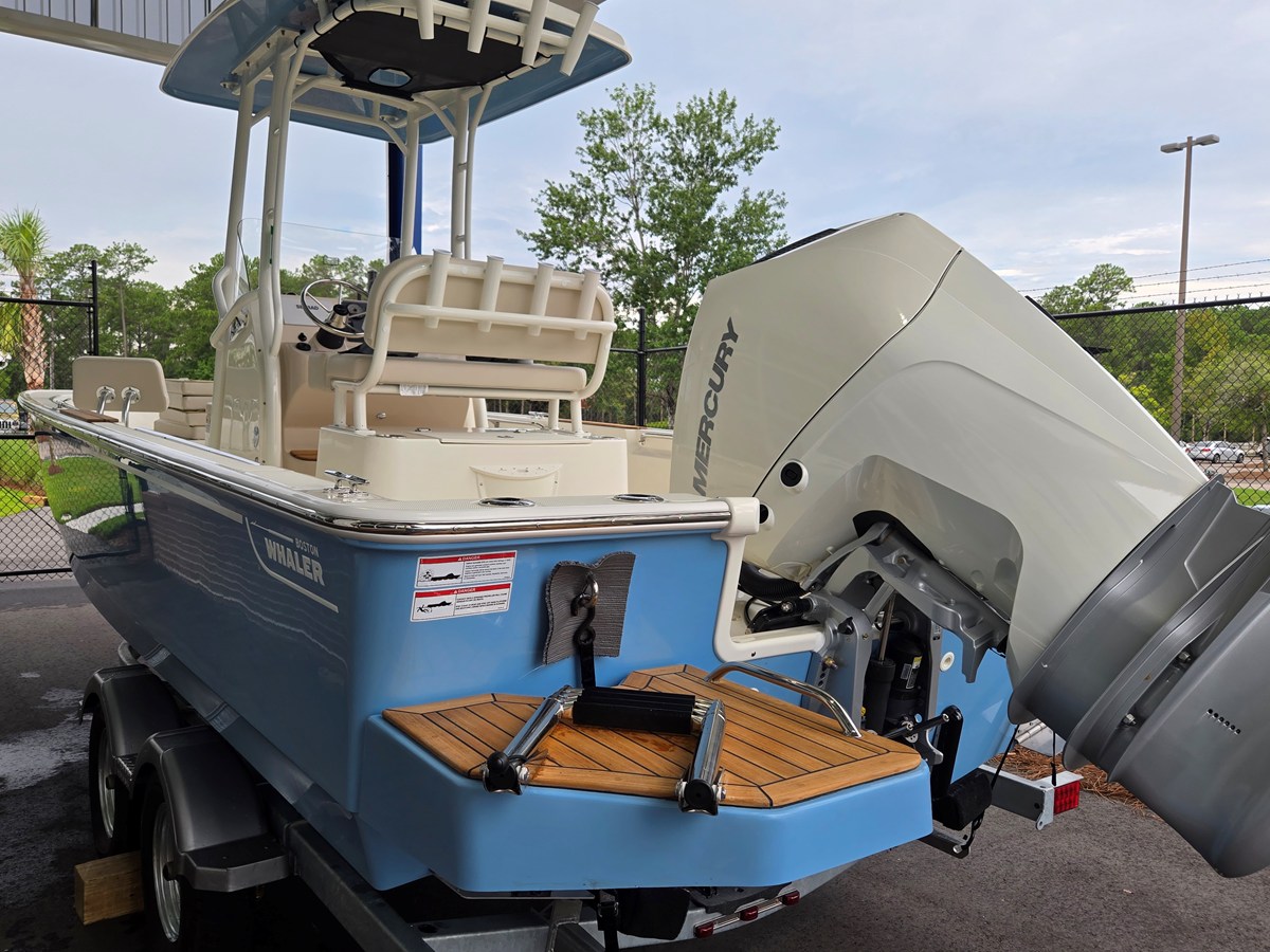 2027 Boston Whaler 210 Montauk 4