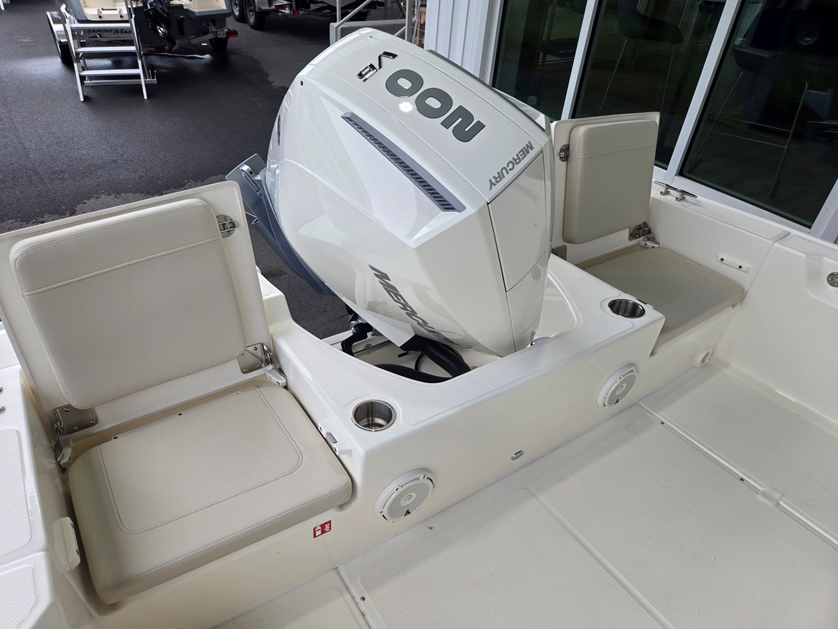 2027 Boston Whaler 210 Montauk 5