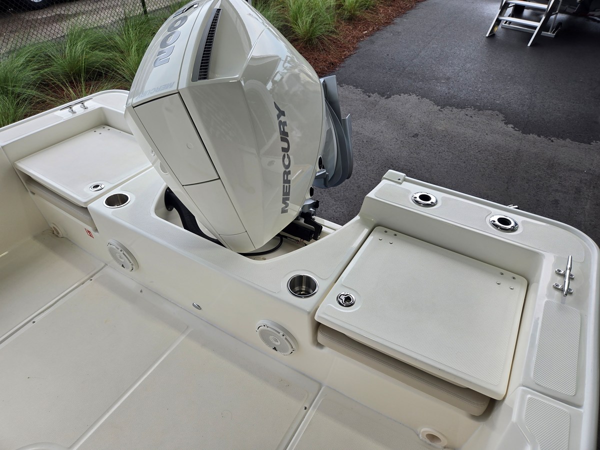 2027 Boston Whaler 210 Montauk 6