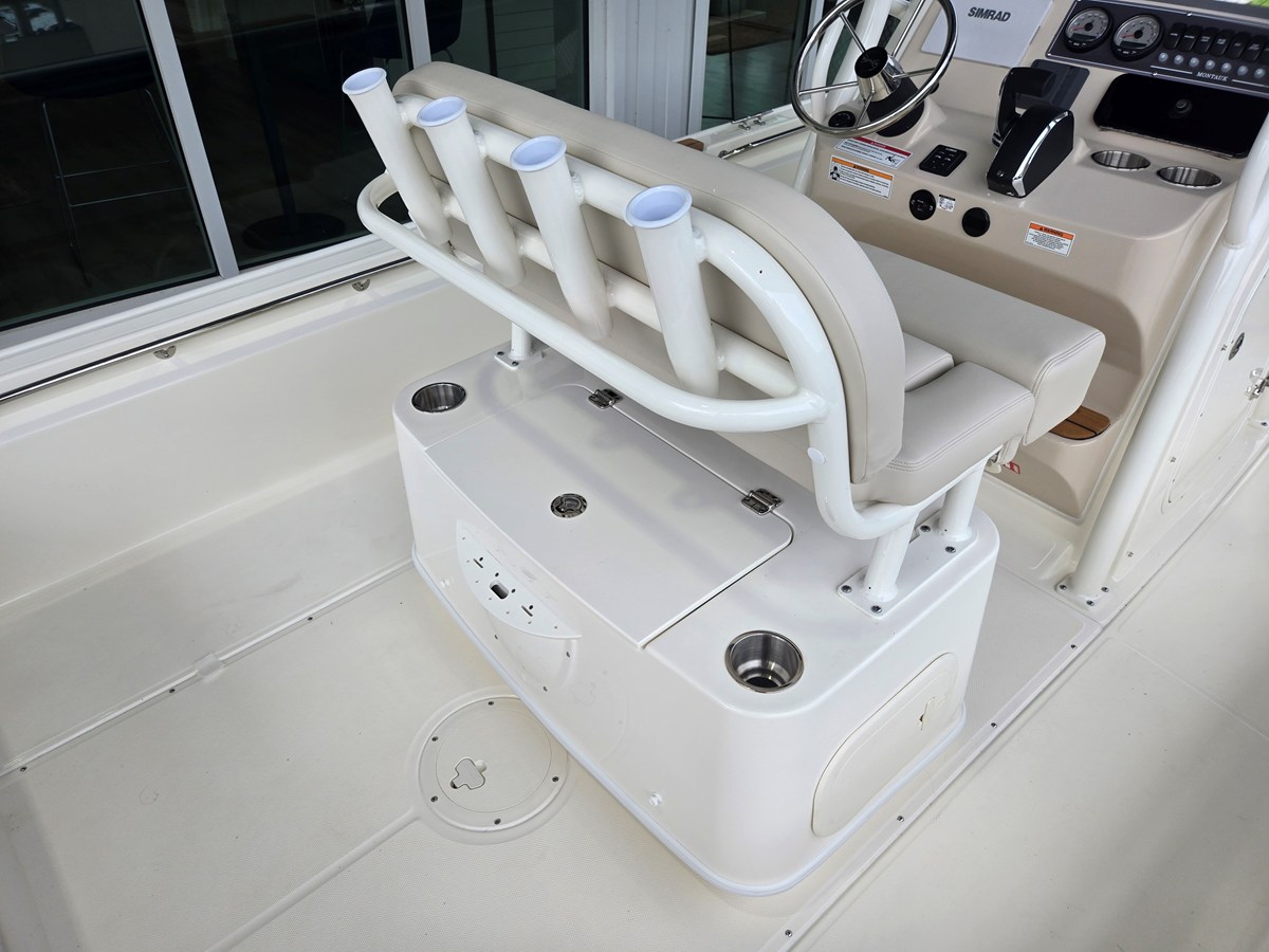 2027 Boston Whaler 210 Montauk 7