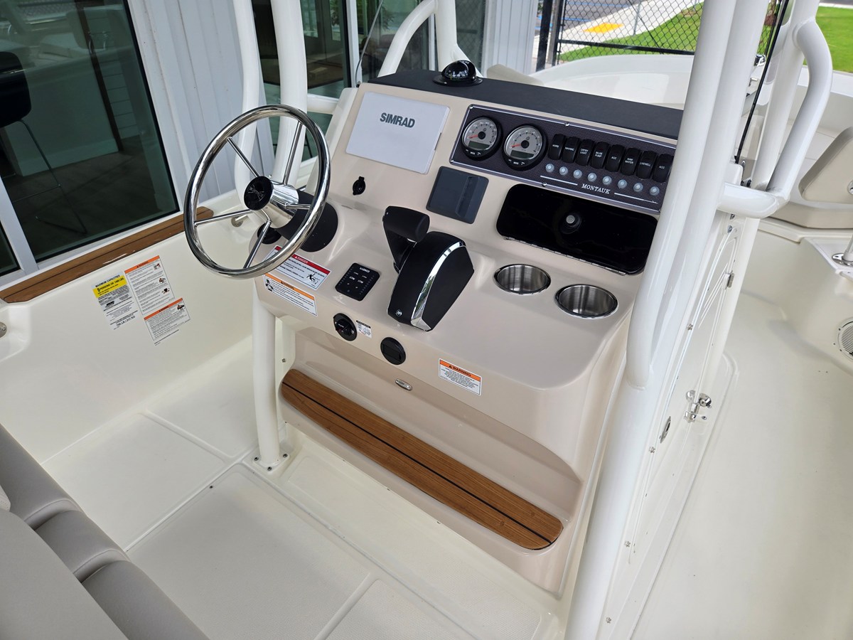 2027 Boston Whaler 210 Montauk 12
