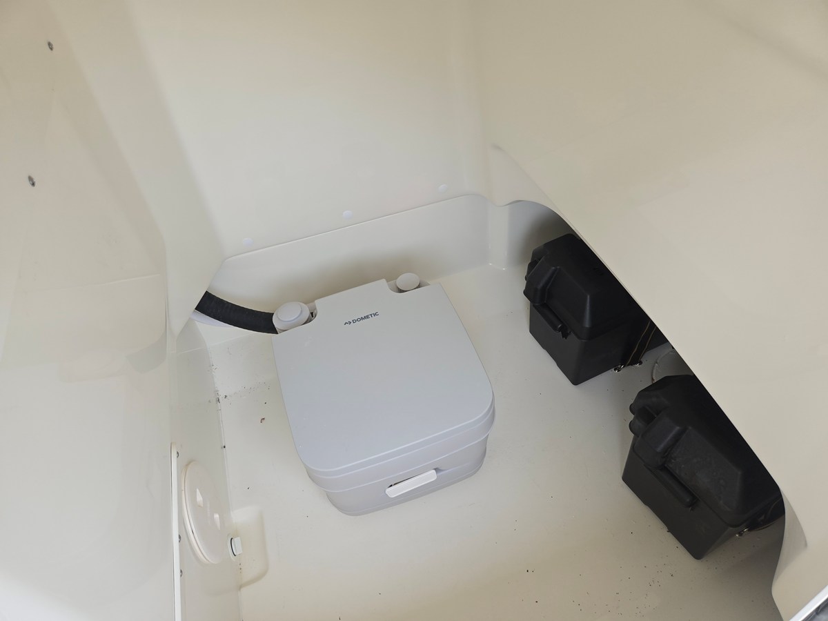 2027 Boston Whaler 210 Montauk 13