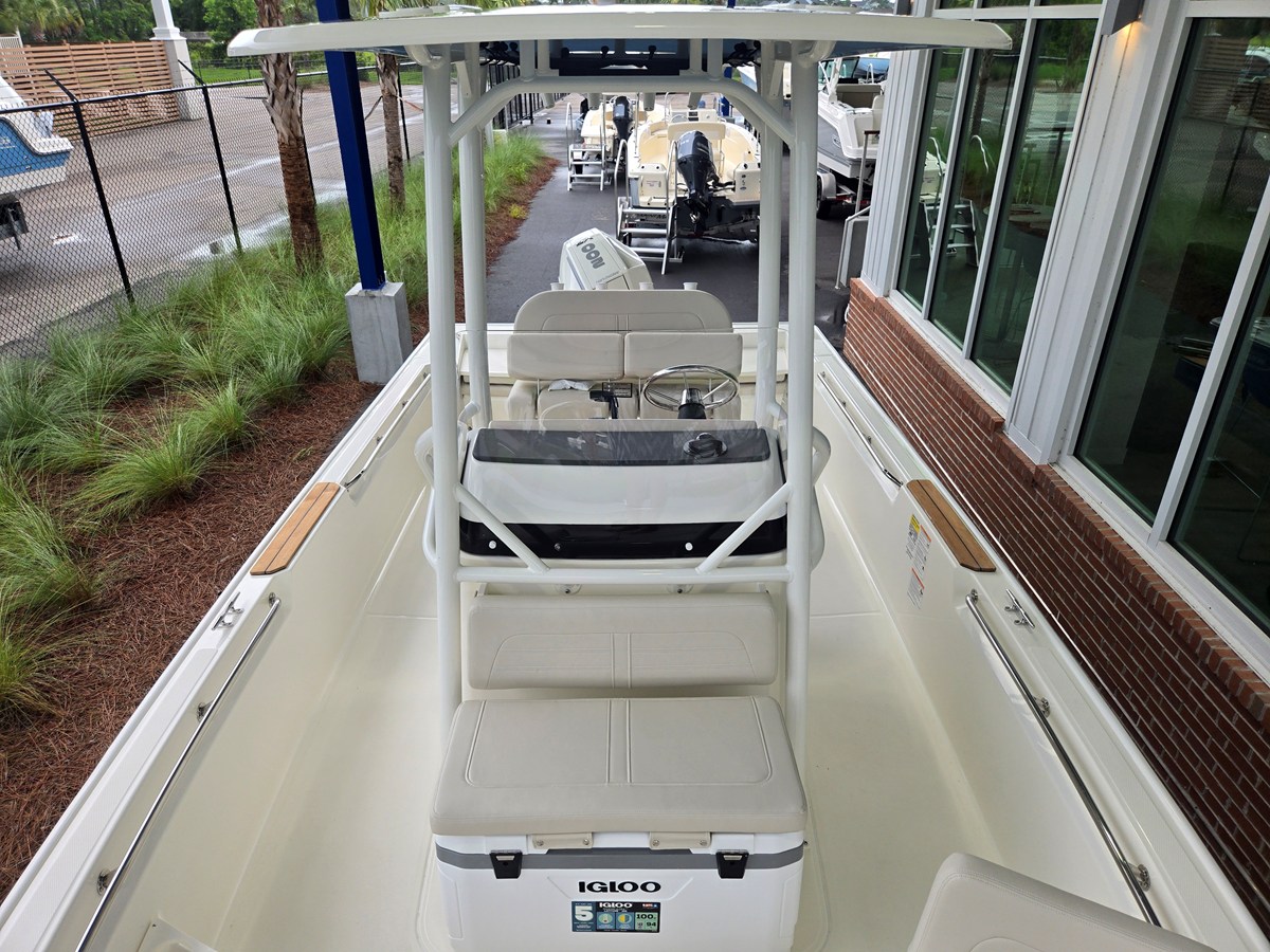 2027 Boston Whaler 210 Montauk 15