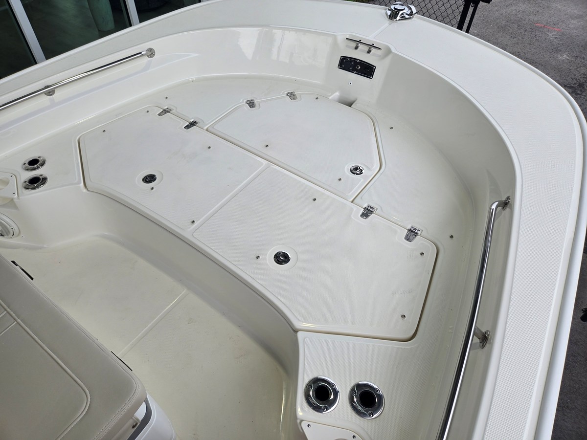 2027 Boston Whaler 210 Montauk 17