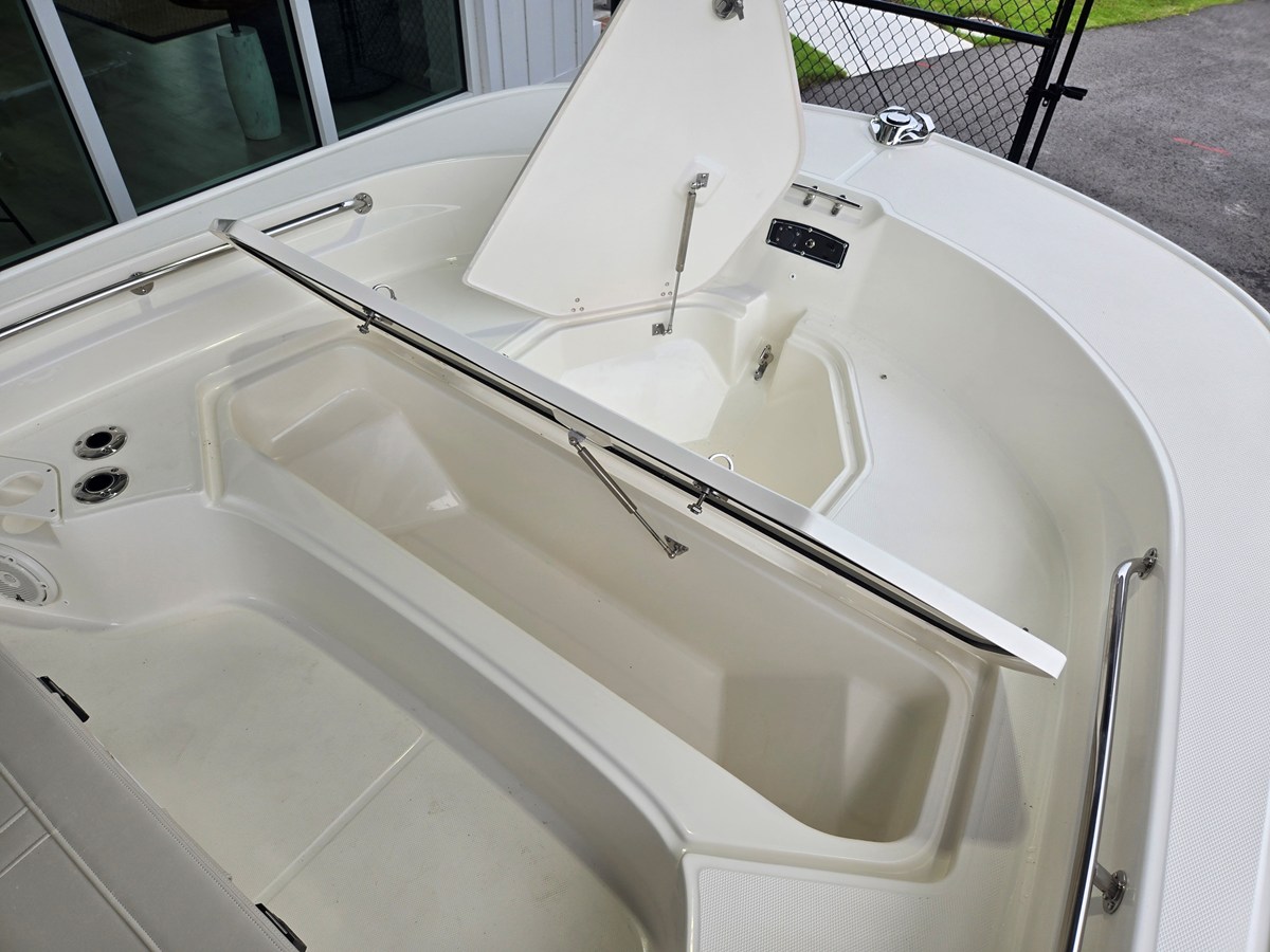 2027 Boston Whaler 210 Montauk 18
