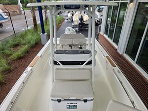 2027 Boston Whaler 210 Montauk 15