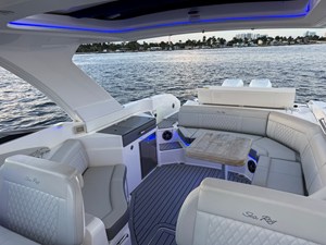 Sea Ray 350 SLX OB 16 2020 Sea Ray 350 SLX OB 17
