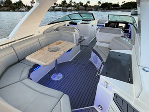 Sea Ray 350 SLX OB 20 2020 Sea Ray 350 SLX OB 21