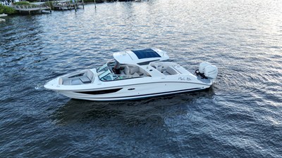 Sea Ray 350 SLX OB 33 2020 Sea Ray 350 SLX OB 34