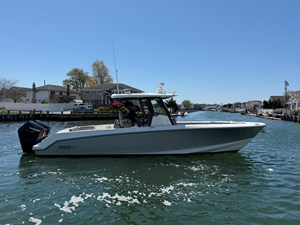 Boston Whaler 330 OUTRAGE 2 2024 Boston Whaler 330 OUTRAGE 3