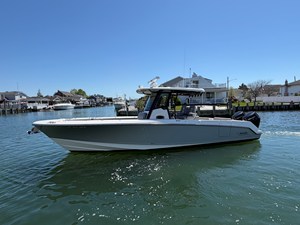 Boston Whaler 330 OUTRAGE 3 2024 Boston Whaler 330 OUTRAGE 4