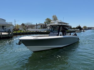 Boston Whaler 330 OUTRAGE 4 2024 Boston Whaler 330 OUTRAGE 5
