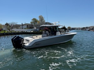 Boston Whaler 330 OUTRAGE 6 2024 Boston Whaler 330 OUTRAGE 7
