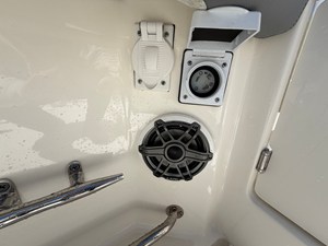 Boston Whaler 330 OUTRAGE 14 2024 Boston Whaler 330 OUTRAGE 15