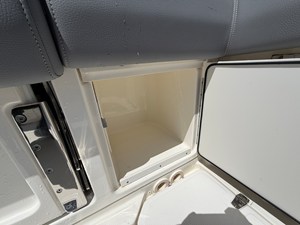 Boston Whaler 330 OUTRAGE 17 2024 Boston Whaler 330 OUTRAGE 18