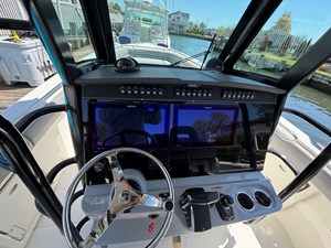 Boston Whaler 330 OUTRAGE 26 2024 Boston Whaler 330 OUTRAGE 27