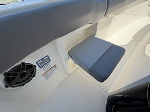 Boston Whaler 330 OUTRAGE 40 2024 Boston Whaler 330 OUTRAGE 41