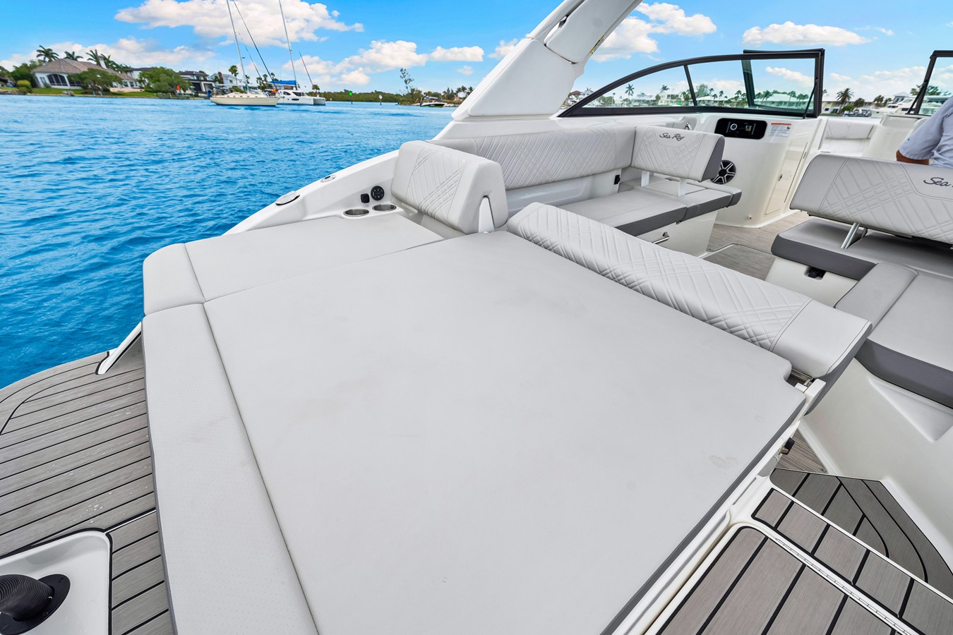 2026 Sea Ray SDX 250 Outboard 9