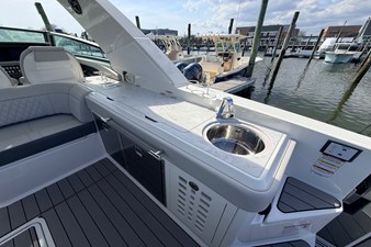 Sea Ray SLX 400 Outboard 8 2026 Sea Ray SLX 400 Outboard 9