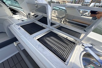 Sea Ray SLX 400 Outboard 9 2026 Sea Ray SLX 400 Outboard 10