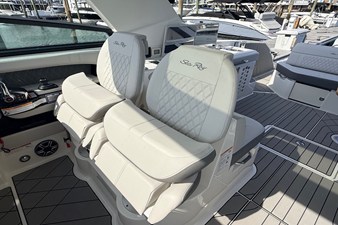 Sea Ray SLX 400 Outboard 15 2026 Sea Ray SLX 400 Outboard 16