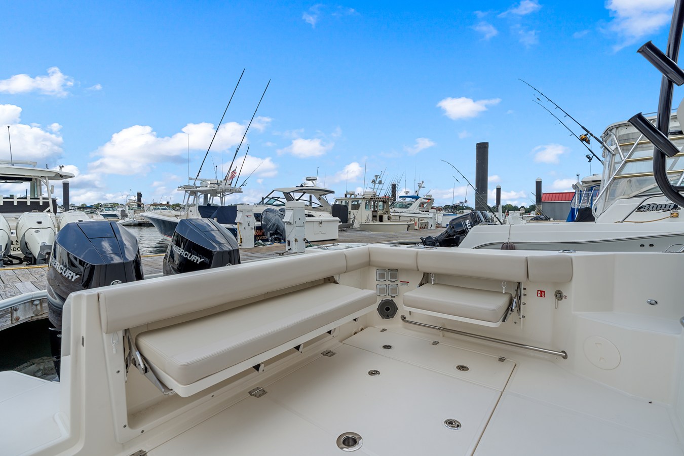 2026 Boston Whaler 325 Conquest 11
