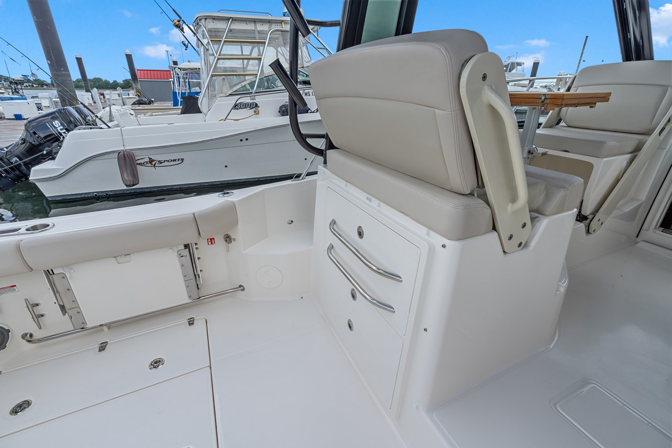 2026 Boston Whaler 325 Conquest 13