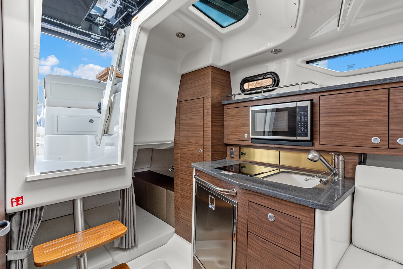 2026 Boston Whaler 325 Conquest 33