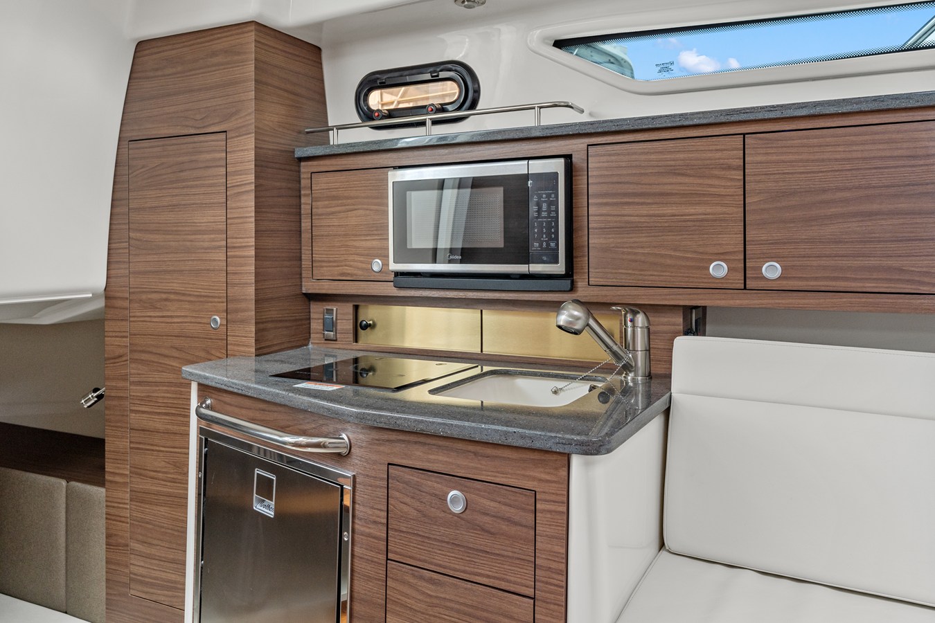 2026 Boston Whaler 325 Conquest 34