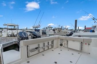 2026 Boston Whaler 325 Conquest 10